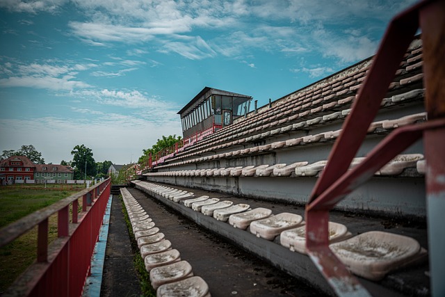 他通过一系 他通过一系
